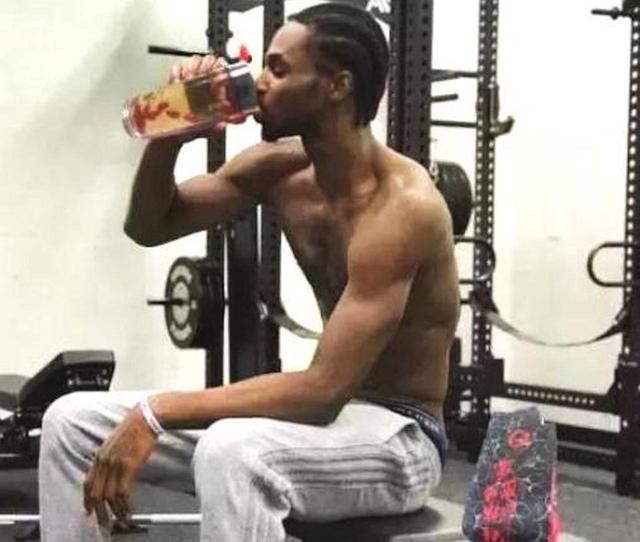 格雷米奥扳平后，主帅梅内塞斯与球迷发生口角并向其竖中指（格雷米奥追平后，主帅梅内塞斯与球迷争执并比中指）