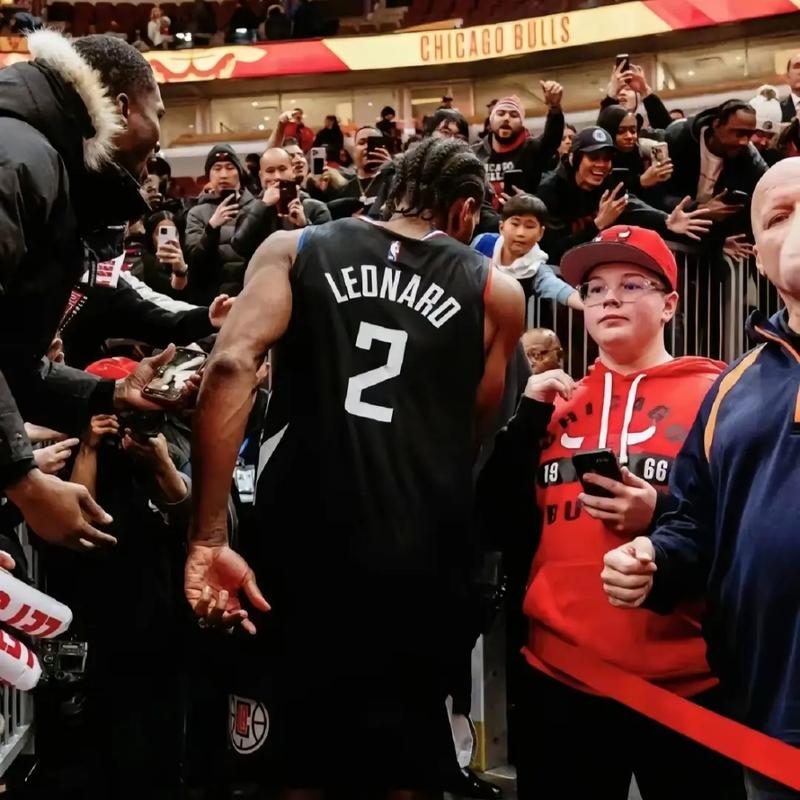 波兰11月世预赛大名单：莱万领衔，泽林斯基、皮扬特克在列（波兰公布11月世预赛名单：莱万领衔，泽林斯基、皮扬特克入选）