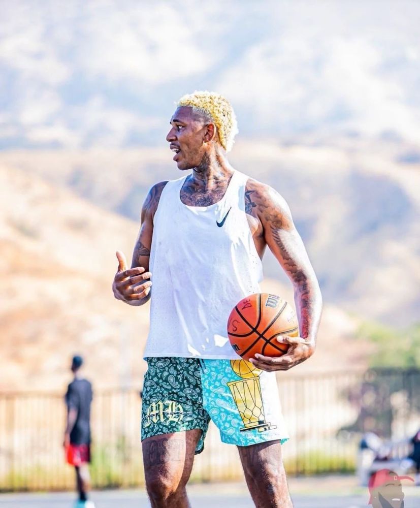 无敌了！39岁的胡尔克远距离任意球重炮破门！（宝刀未老！39岁胡尔克超远任意球重炮轰破球门）