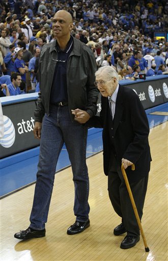 骑士vs勇士前瞻：两队伤兵满营，阵容齐整度决定走向（骑士对勇士前瞻：伤病困扰难消，阵容完整度或成胜负关键）